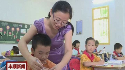 丰顺女教师坚守乡村学校26年 1人教7名孩子多个科目