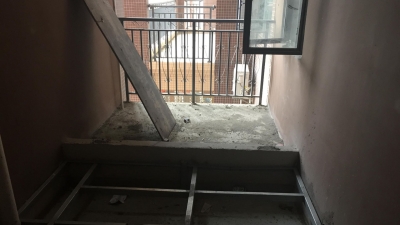 楼下私自搭棚子 楼上怕人钻空子！梅城两住户因房屋装修起纠纷