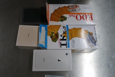 饼干盒秒变iPhone8！“00后”为赚300元带货走私