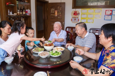走进“绿色家庭”蓝小松之家   感受文明之风