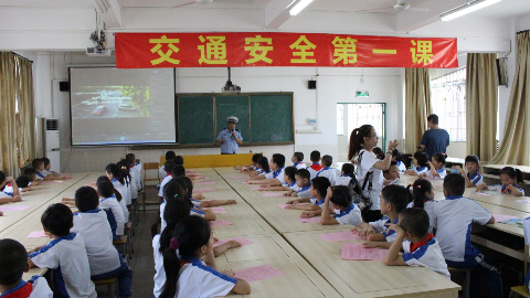 梅县区交警进校园开展“开学第一课”主题宣传活动