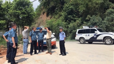 梅江区交通运输局联合相关部门到x956线进行治超行动和源头企业检查