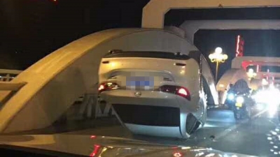 又是小车“四脚朝天”！又是梅城梅江桥，事发12日晚11时许