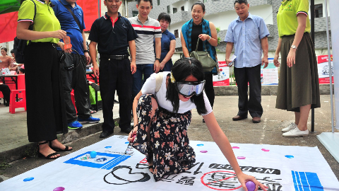 VR“亲历”吸毒危害  公益宣传服务走进梅江区围龙屋