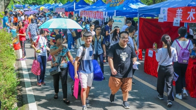 嘉应学院今日迎来大一新生报到  百余位“00后”强势来袭！