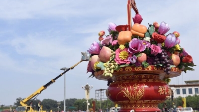 来看看天安门17米高巨型花篮长啥样！“祝福祖国”大花篮已亮灯