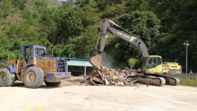 大埔湖寮一违章搭建的汽车教练场被拆除!
