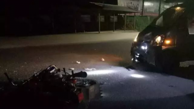 危险！汤坑逆行摩托车撞上小货车，两人受伤