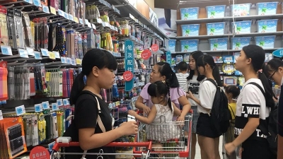 高昂电子产品成为不少学生基本配置，家长：不敢怠慢