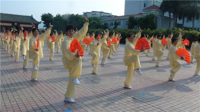 梅州市太极拳协会举办迎国庆、度中秋太极拳、健身气功展演活动