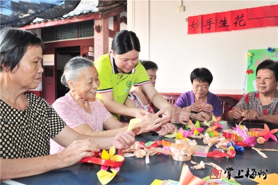 “妙手生花”！和老人一起学折纸花