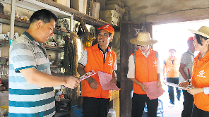 梅江区委区政府干部职工加入志愿队伍下乡助创文