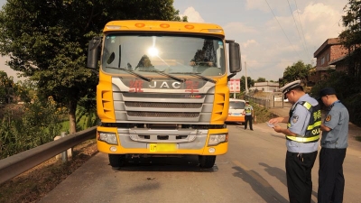 五华不挂牌照上路跑的大货车被查！两天查处19辆，约谈企业5家