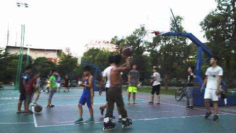 见闻丨穿轮滑打篮球