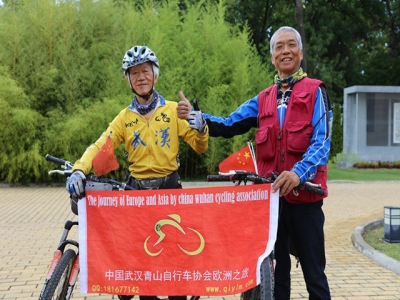 老当益壮！两六旬中国老人骑行百天抵达塞尔维亚