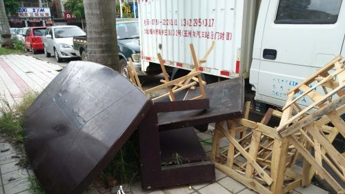 梅城江北顺梅商业街部分商家店门外乱堆杂物破坏环境