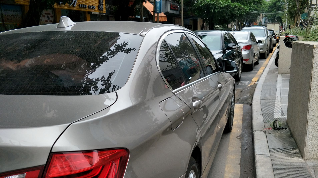 梅城江北公园路禁停线形同虚设  交通高峰时“肠梗塞”