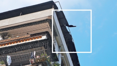 小心中招！梅城文化路一楼顶铁皮脱落存隐患