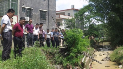 五华县长吴晖率队检查指导救灾复产工作