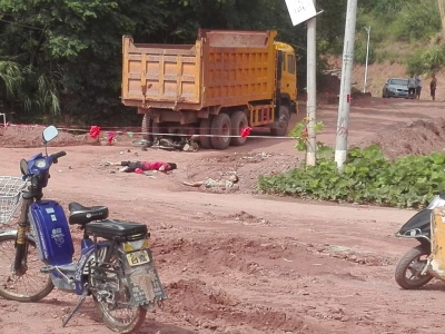 五华一对父子骑摩托遭货车碾压  监控视频还原悲剧一幕