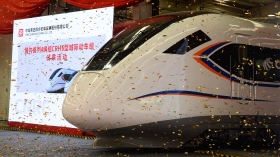我国首批小编组CRH6型城际动车组在青岛下线