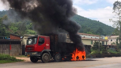 梅县白渡货车自燃后继续行驶，一路黑烟和火花…