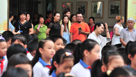 欢声笑语，拥抱新学期——又是一年开学季，家长学生齐上阵
