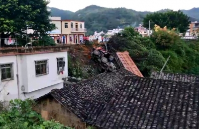 大埔一货车冲出路面翻下斜坡  司机当场身亡