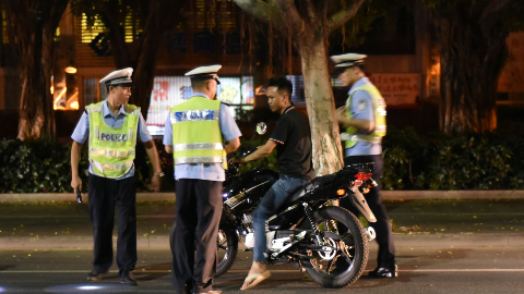  梅城飙车一族深夜街头“任性”  无牌无证被交警逮个正着