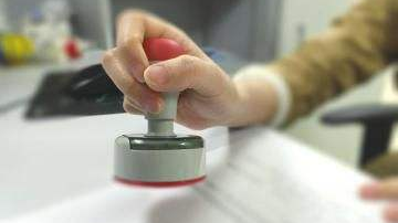 失望！丈夫因诈骗入狱，妻子起诉离婚获准