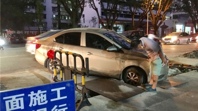 车主注意！梅城多条道路开挖，有小车被卡无法动弹