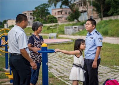 五华横陂叶湖村村民赠锦旗市公安局 感恩精准扶贫