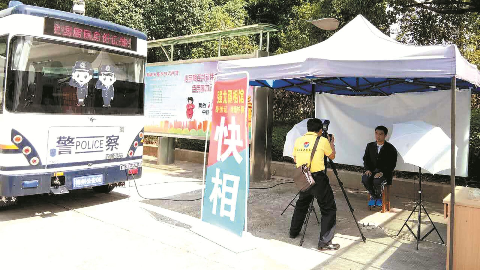 方便！警察蜀黍开车进校园帮学生办证