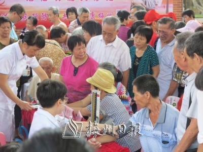 关爱老年人身心健康，梅县区举行“世界老年痴呆日”宣传咨询活动