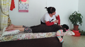 外来媳阿华年过四十学按摩开店经营：“技术好态度好，生意就会好”