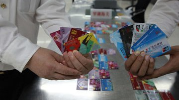 一男子持92张银行卡欲赴香港“代购”被截