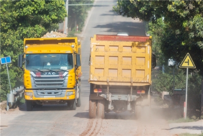数十辆大货车不挂牌照上路跑！群众出门心惊惊