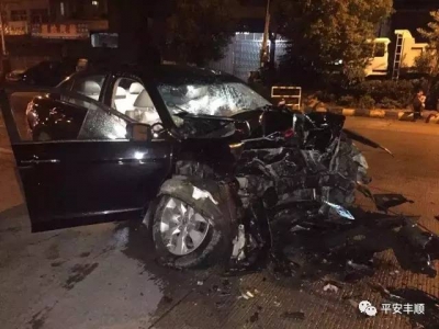 丰顺汤坑小轿车怼上大货车，面目全非，小轿车驾驶员身亡