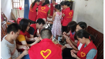 爱在中秋情系孤老  五华河东镇志愿者慰问敬老院