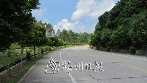 丰顺公路安全畅通景观清新亮丽