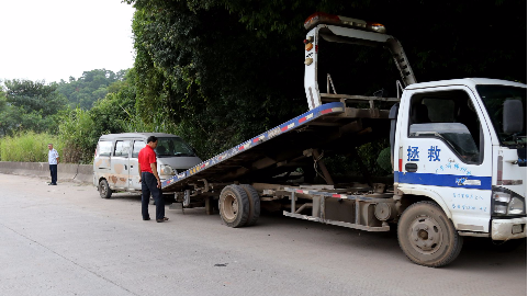 梅江区城北镇联合多部门整治206国道至中村油库道路乱象