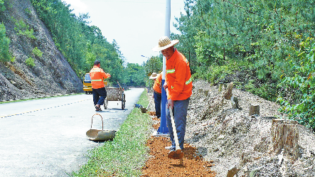 致敬，烈日下的山区养路工