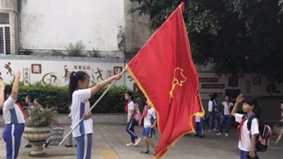 彩虹桥丨梅师附小：向队旗敬个礼