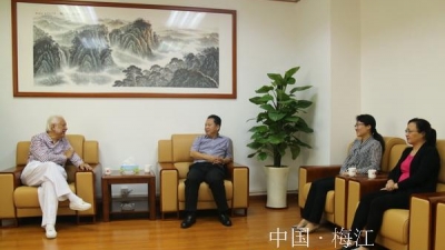 区主要领导会见侨领熊德龙先生 桑梓情深话发展