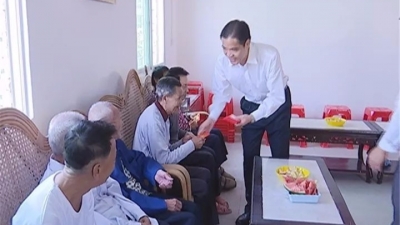 刘彩波慰问五保老人，把关爱和温暖送到老人心坎里