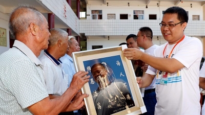 五华棉洋镇竹坑学校迎“客”来：校友回母校，捐书谢师恩