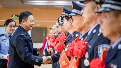 心手相传，共铸忠诚！我市举行2017公安民警光荣退休仪式