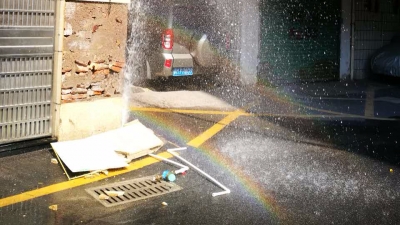 梅城聚文路一水管断裂 水花四射喷出“双彩虹”