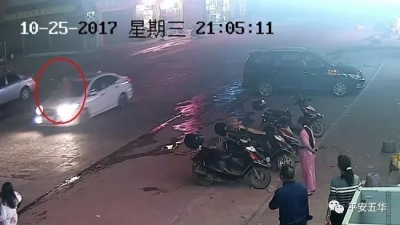 恐怖！五华女司机将债主顶上汽车引擎盖狂飙