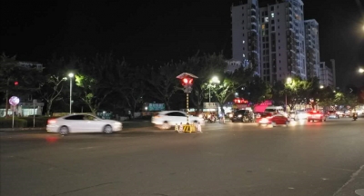 赞！江南加油站路口已增设红绿灯 梅水路等道路将完善标志标线
